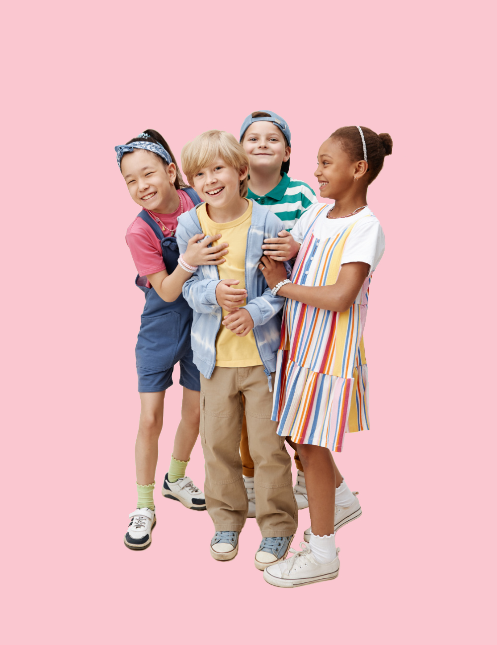 Różnorodna grupa przyjaciół przytula uśmiechniętego chłopca podczas zabawy w studio | Agencja castingowa OBSADOWI