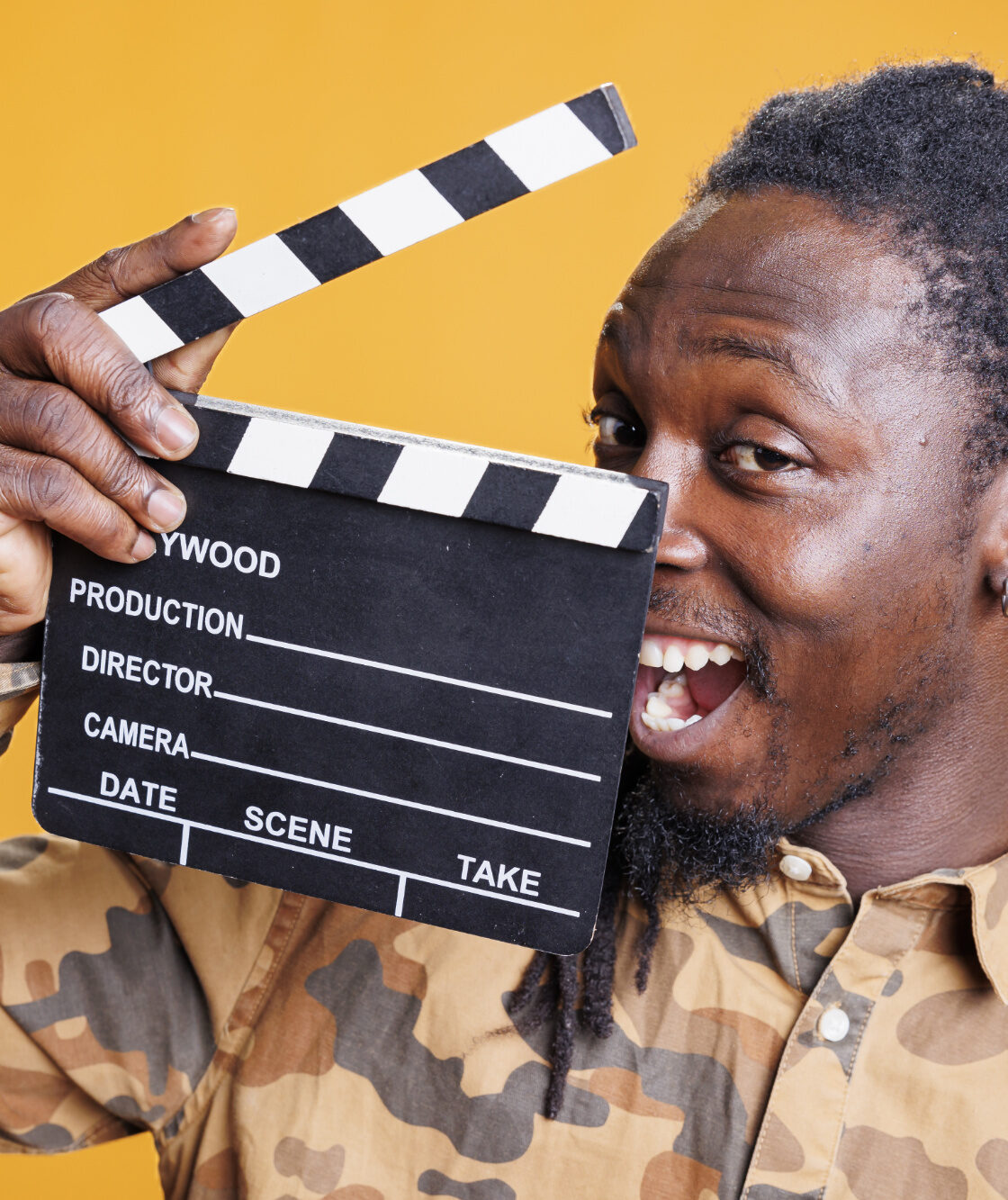 Mężczyzna trzymający klapkę kinematograficzną - agencja statystów | OBSADOWI